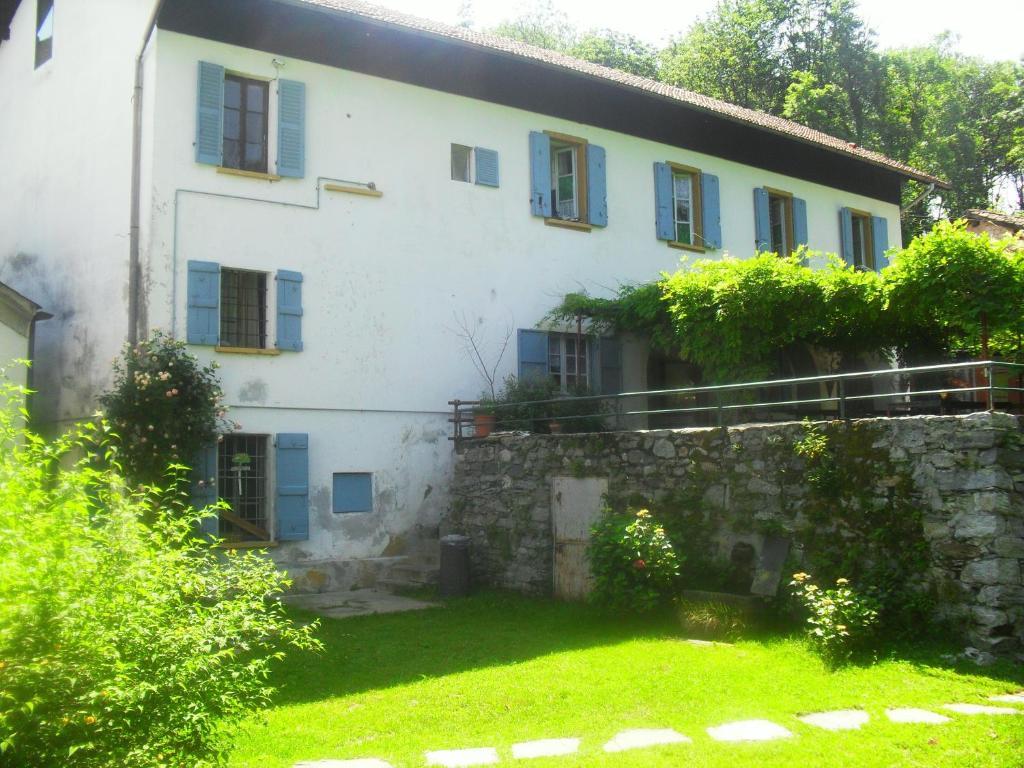 B&B Il Gatto Nero Castelveccana Exterior photo
